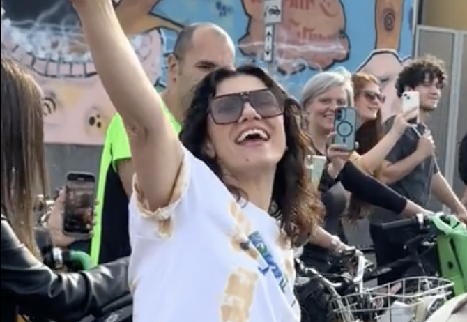 Elisa in bicicletta canta “Anche Fragile”: un’iniziativa per presentare Plantasia Parco Sonoro
