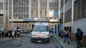 Bimbo di 9 mesi ricoverato a Napoli con gravi fratture: è in condizioni gravissime