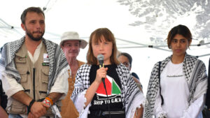 La nave di aiuti umanitari su cui viaggia Greta Thunberg costeggia l’Egitto e punta su Gaza