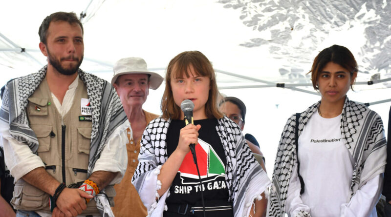 La nave di aiuti umanitari su cui viaggia Greta Thunberg costeggia l’Egitto e punta su Gaza