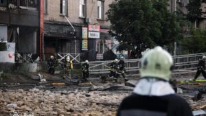 Guerra Ucraina-Russia, le news. 215 attacchi russi, 5 morti. Zelensky: “Putin assassino di bambini”