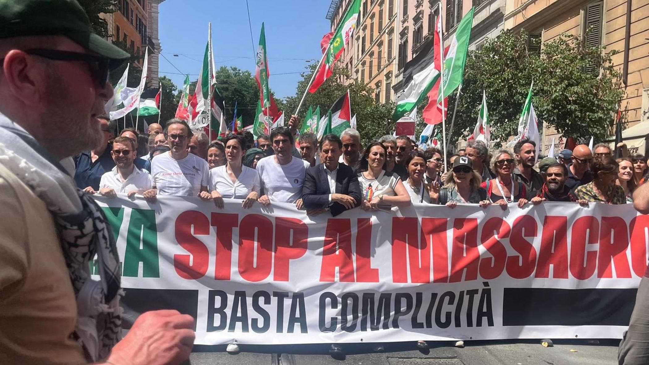 Manifestazione pro Gaza a Roma: “Siamo 300mila”. Schlein con Conte, Fratoianni e Bonelli