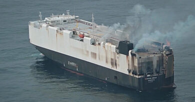 In fiamme cargo nel nord Pacifico, Alaska salva 22 marinai. Tremila auto a bordo, incendio ancora in corso