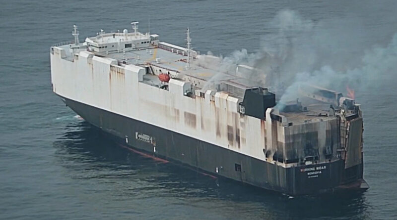 In fiamme cargo nel nord Pacifico, Alaska salva 22 marinai. Tremila auto a bordo, incendio ancora in corso