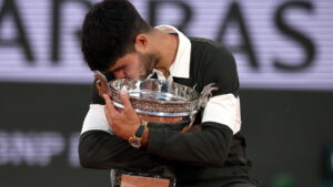 Alcaraz vince al Roland Garros. Sinner battuto al super tie break del quinto set FOTO