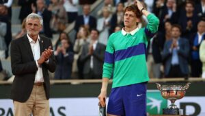 Alcaraz vince il Roland Garros al super tie-break con Sinner dopo 5 ore e 29 di tennis spettacolare