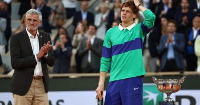 Alcaraz vince il Roland Garros al super tie-break con Sinner dopo 5 ore e 29 di tennis spettacolare
