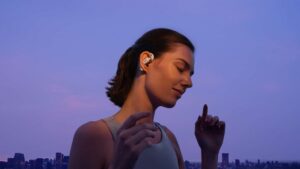 I nuovi auricolari Shokz non tappano l’orecchio, ma suonano alla grande lo stesso