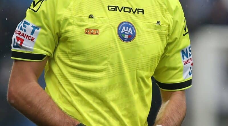 Arbitro chiuso nello spogliatoio e aggredito: follia in un torneo Under 12