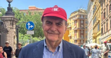 In piazza col capellino del “Sì” al referendum. Bufera su Bersani al corteo pro Pal
