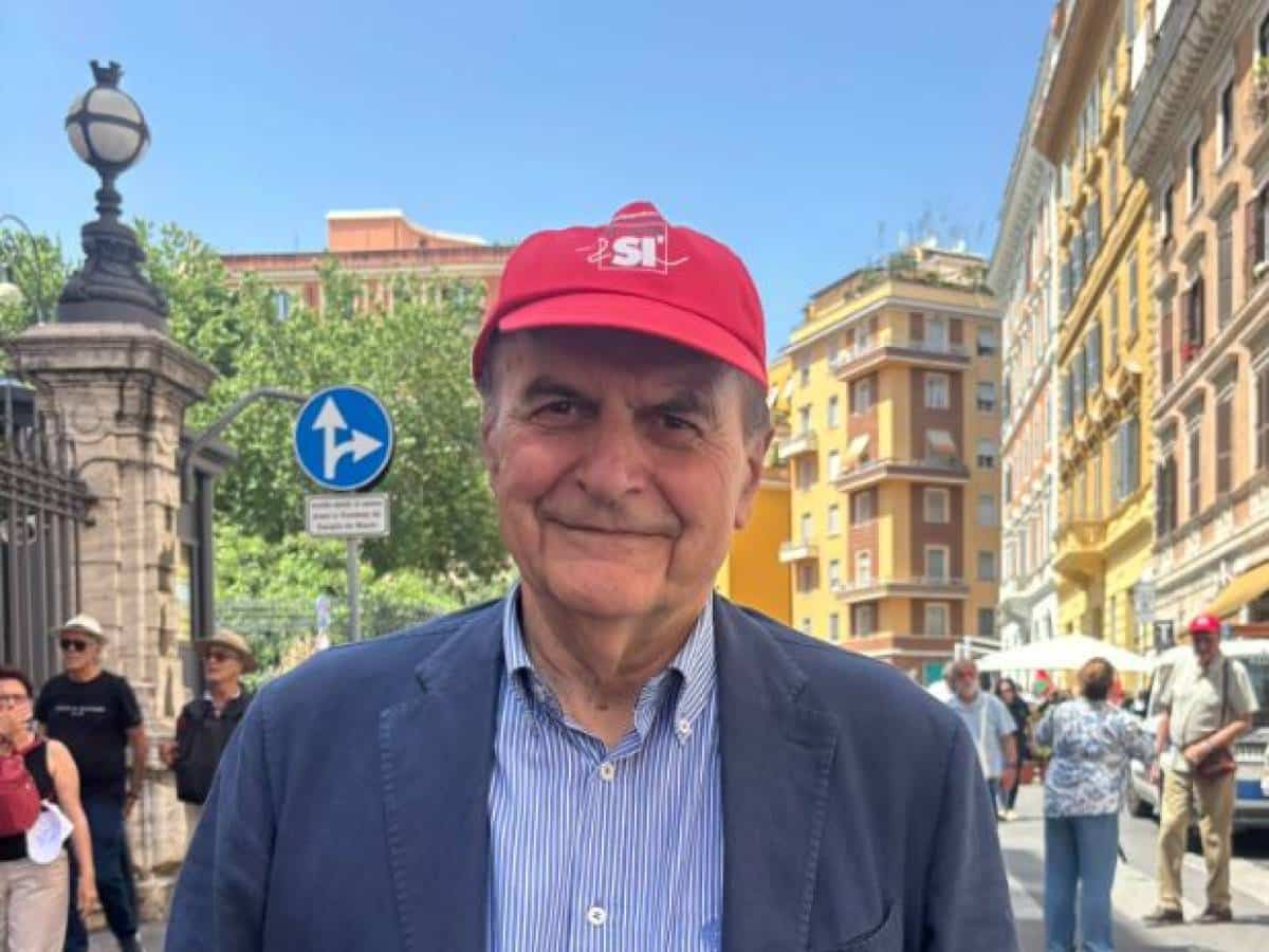 In piazza col capellino del “Sì” al referendum. Bufera su Bersani al corteo pro Pal