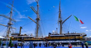 Tour Vespucci, tappa finale a Genova con Mattarella e il saluto delle Frecce tricolori
