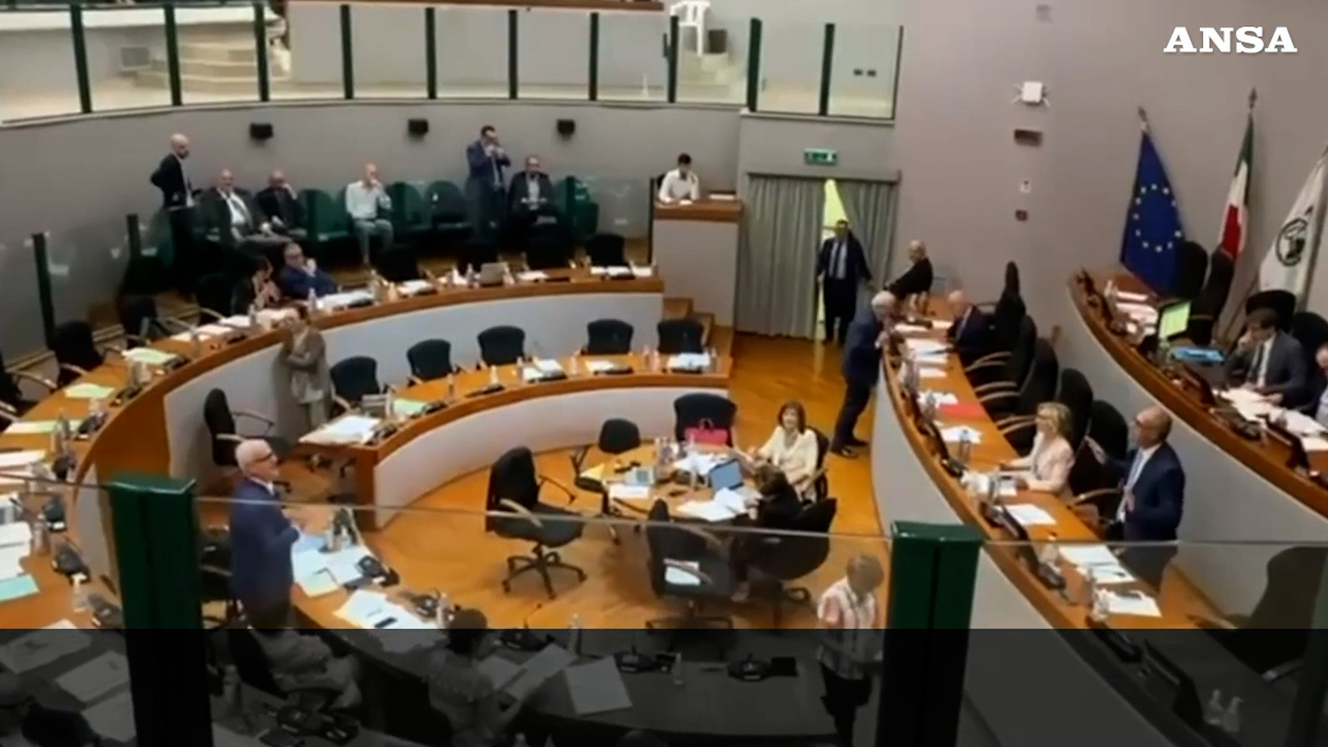 “Se state dalla parte di chi lo prende in quel posto…”: polemica nelle Marche per la frase omofoba dell’assessore di FI