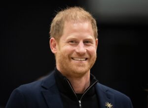 Il viaggio a Disneyland del principe Harry ricorda la famosa foto della principessa Diana