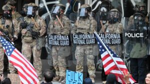 Usa, le proteste da Los Angeles a NYC. Arresti di massa per il coprifuoco. Trump: “Animali, pagati da qualcuno”