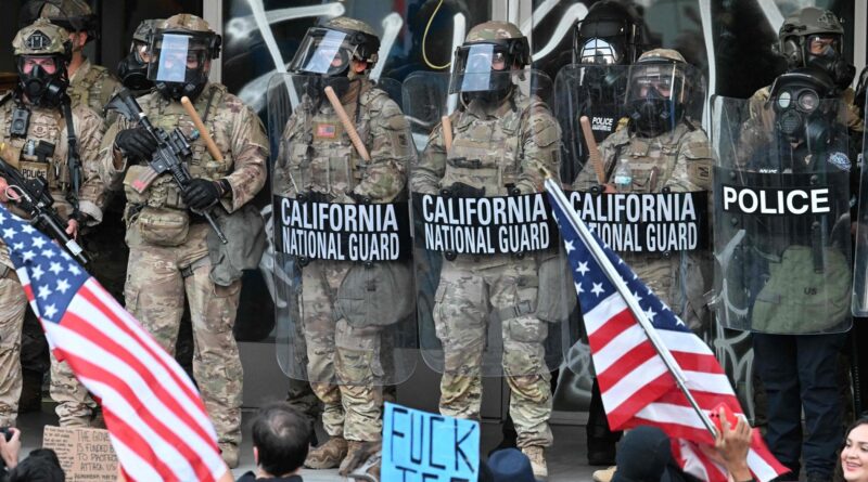 Usa, le proteste da Los Angeles a NYC. Arresti di massa per il coprifuoco. Trump: “Animali, pagati da qualcuno”