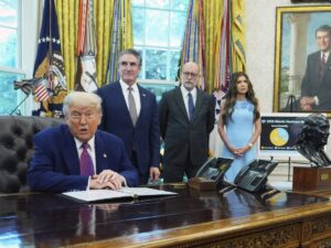 Trump: “Soldati ovunque ci saranno rivolti”. E manda 9mila migranti a Guantanamo