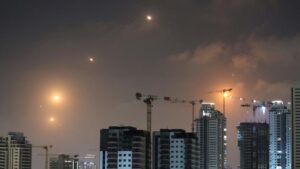 Israele attacca l’Iran, L’Idf invia una nuova allerta rossa: ‘Tutti nei rifugi’. Idf, da Teheran ‘almeno 100 missili’