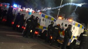 Lancio di bombe a scoppio nella quinta notte di violenza in Irlanda del Nord