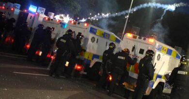 Lancio di bombe a scoppio nella quinta notte di violenza in Irlanda del Nord