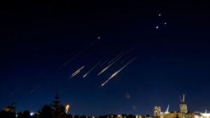 Ondata di missili dall’Iran, Haifa e Tel Aviv nel mirino. Raid israeliano nello Yemen