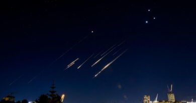 Ondata di missili dall’Iran, Haifa e Tel Aviv nel mirino. Raid israeliano nello Yemen