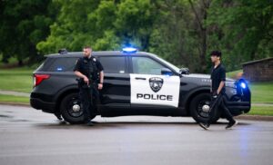 I legislatori del Minnesota sono stati colpiti in un attacco “politicamente motivato” da un uomo vestito da agente di polizia
