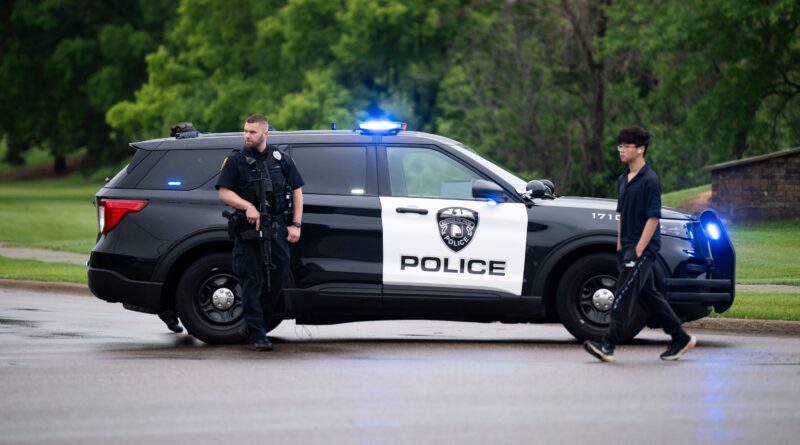 I legislatori del Minnesota sono stati colpiti in un attacco “politicamente motivato” da un uomo vestito da agente di polizia