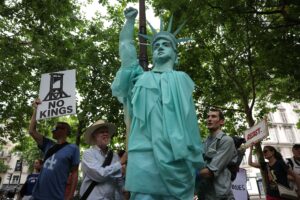 La parata militare di Trump, in occasione del suo 79° compleanno, è stata accolta da proteste nazionali “No Kings”