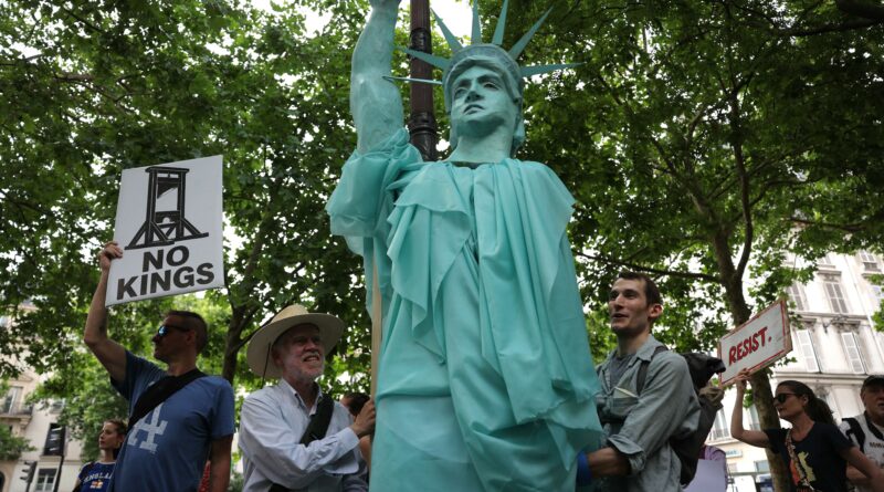 La parata militare di Trump, in occasione del suo 79° compleanno, è stata accolta da proteste nazionali “No Kings”