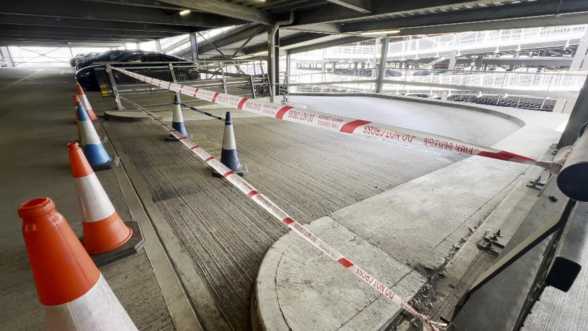 Uomo trasportato in ospedale dopo una “caduta di auto” dal parcheggio dell’aeroporto