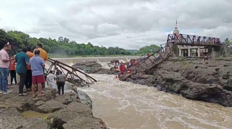 Crollo di un ponte in India, morti e decine di feriti