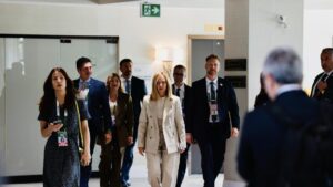 Incontro tra Meloni, Macron, Merz, Starmer e Carney verso il G7