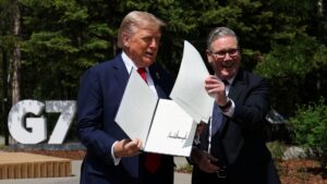 Accordo commerciale USA-Regno Unito “fatto”, dice Trump incontrando Starmer al G7
