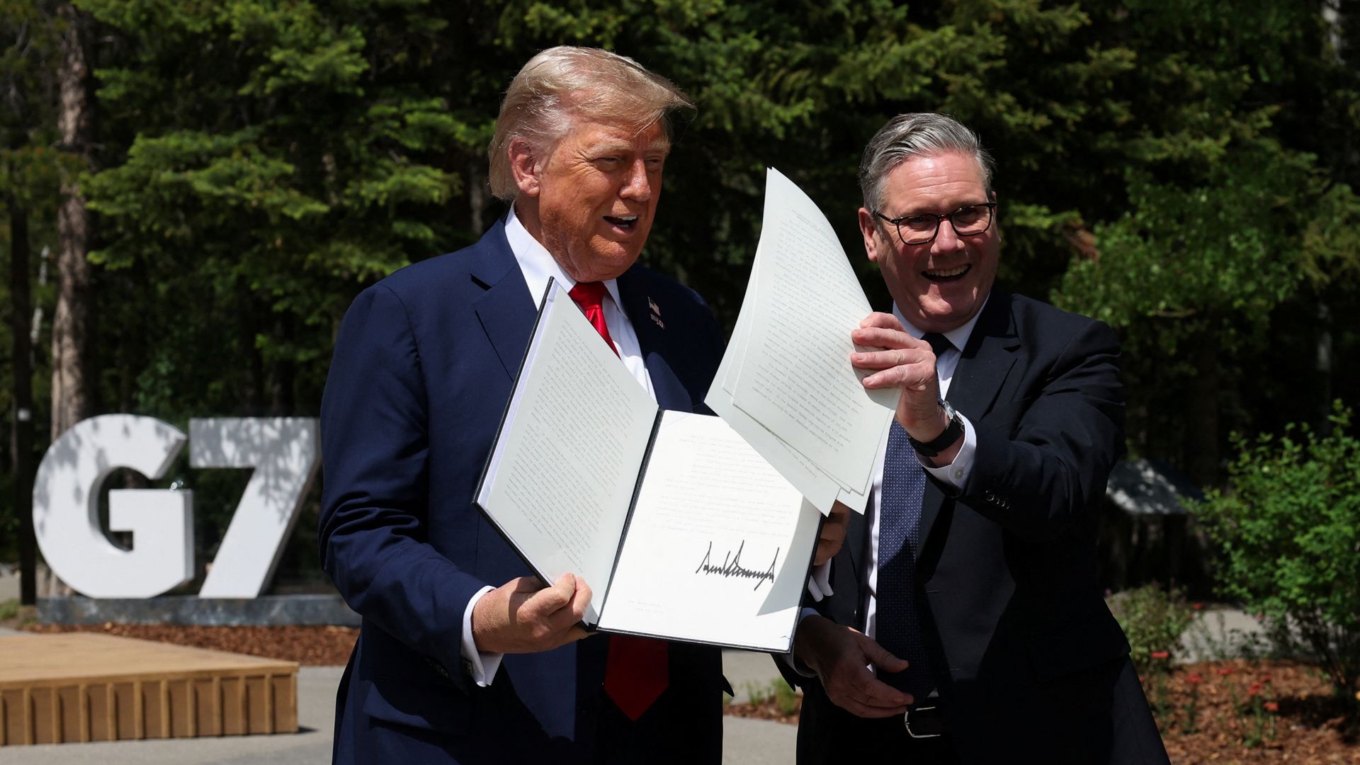 Accordo commerciale USA-Regno Unito “fatto”, dice Trump incontrando Starmer al G7
