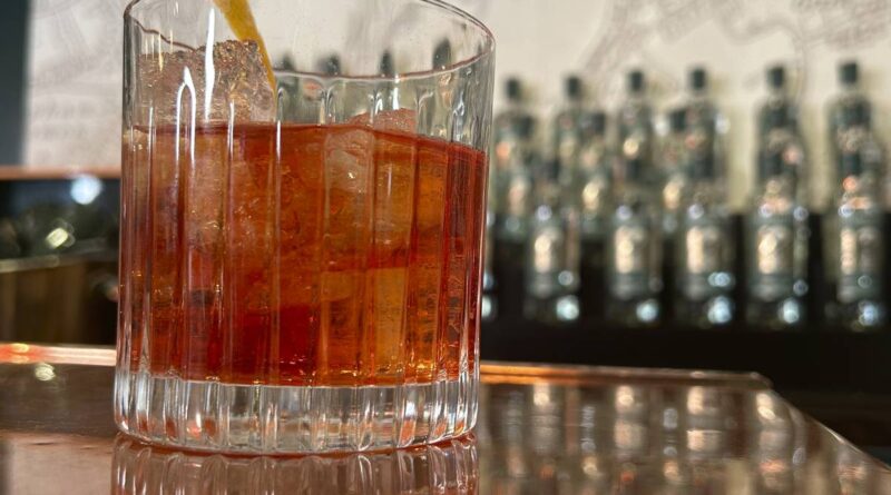 “Il Negroni è un drink razzista”. Rissa (woke) sfiorata al bar