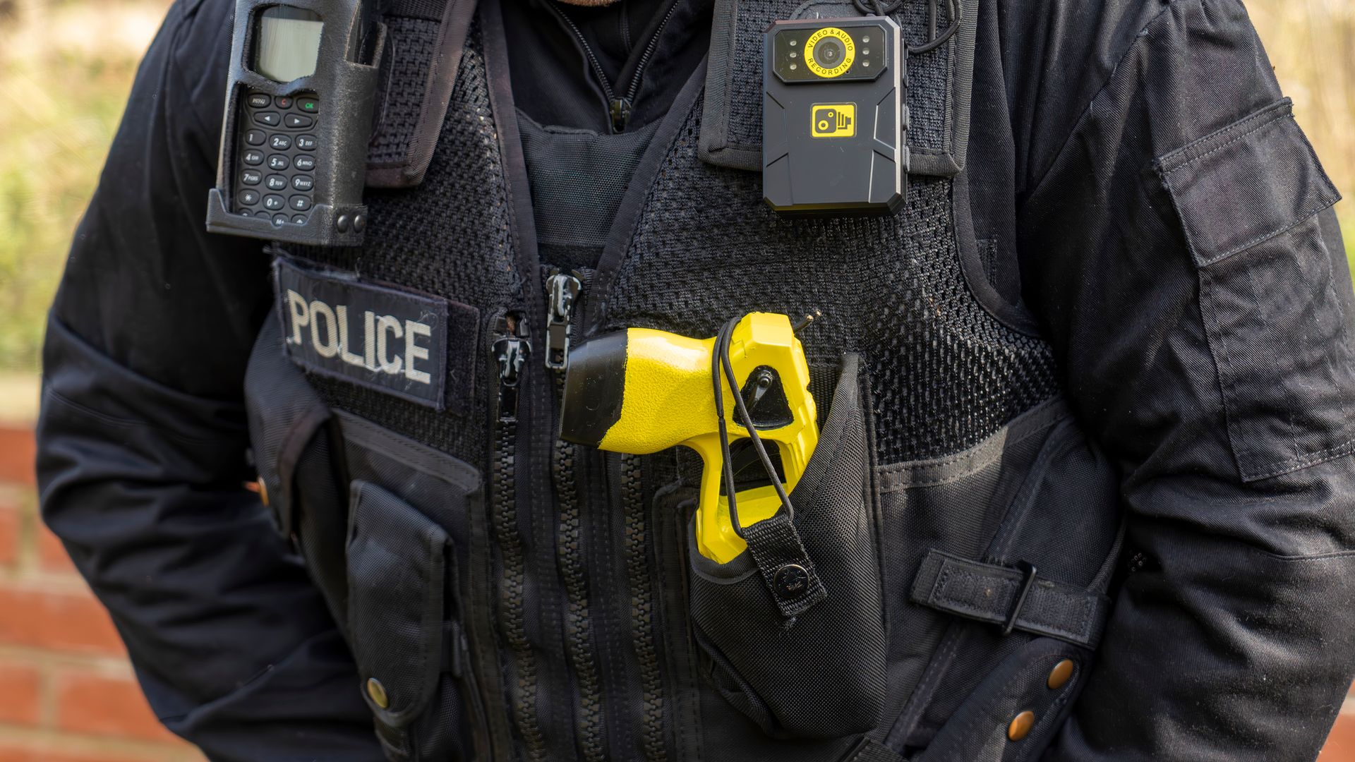 Gli agenti di polizia devono affrontare un’udienza per cattiva condotta dopo che il taser è stato puntato su una donna di 90 anni