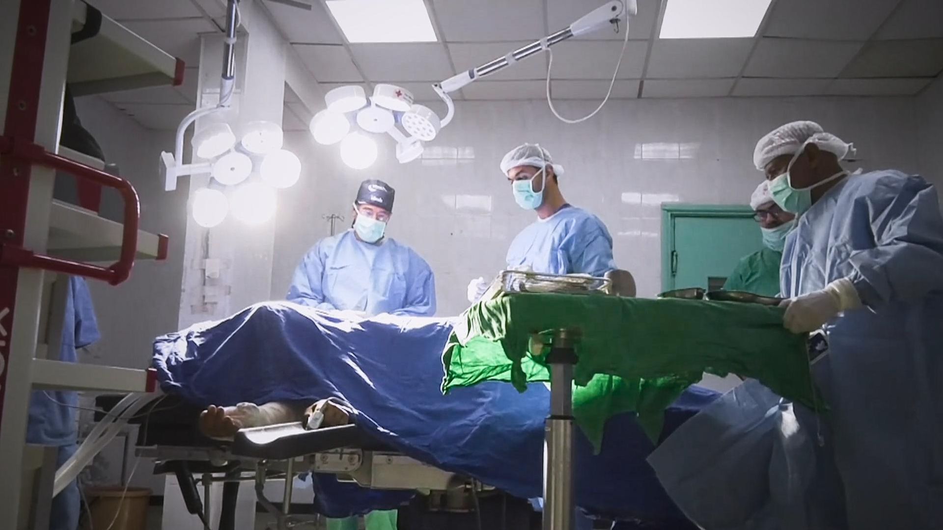 Amputazioni, vittime di bombe gravemente ustionate e mancanza di medicine: I chirurghi britannici raccontano la vita a Gaza