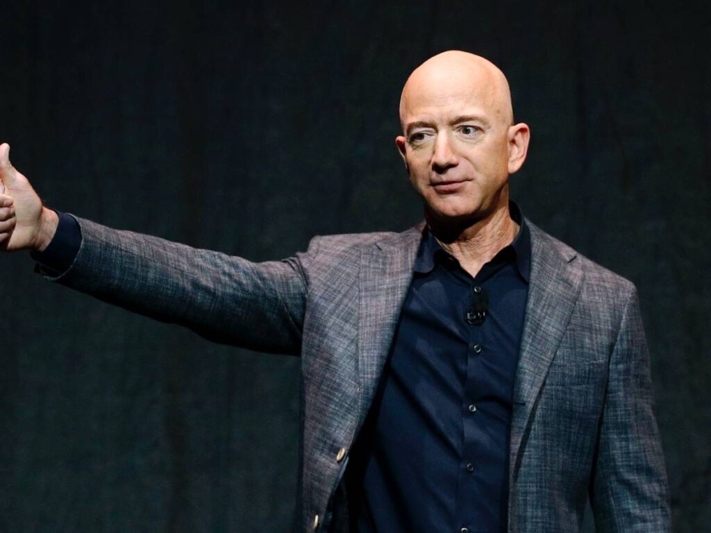 Jeff Bezos, cos’è il “puttering” la tecnica dietro il successo dell’uomo più ricco del mondo: così è nata Amazon