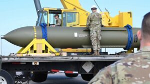 Aerei da guerra statunitensi transitano nel Regno Unito mentre Trump pensa di colpire l’Iran