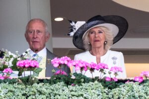 Re Carlo, la regina Camilla e la principessa Eugenia festeggiano l’ultimo giorno del Royal Ascot