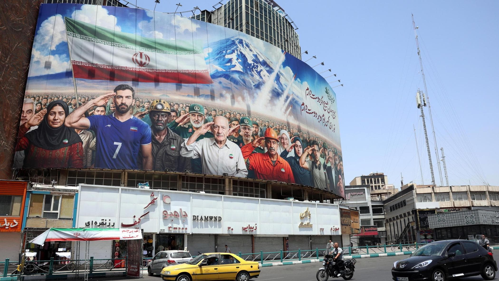 Iran, le novità sulla guerra. Trump parla di cambio di regime. Nuovi attacchi israeliani a siti militari. Oggi Araghchi da Putin