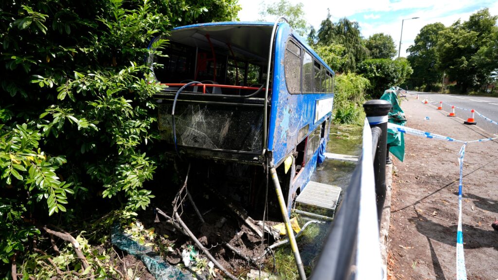 Cinque persone portate in ospedale dopo che l’autobus a due piani che trasportava studenti è precipitato nel fiume