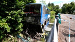 Cinque persone portate in ospedale dopo che l’autobus a due piani che trasportava studenti è precipitato nel fiume