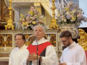 Il prete con la bandiera ha tradito la Chiesa