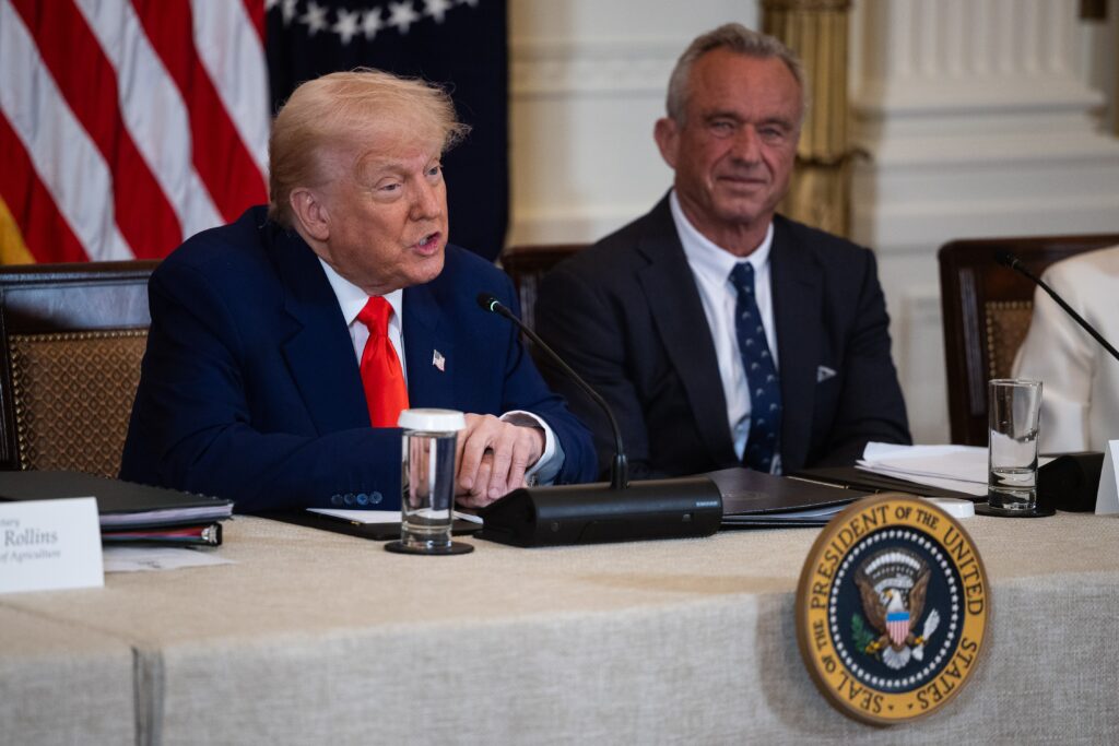 Amianto, morbillo, centrali a carbone: Come Kennedy e Trump stanno rendendo l’America di nuovo “sana”