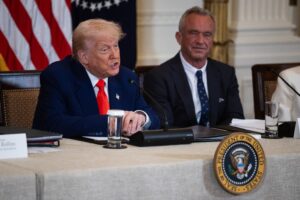 Amianto, morbillo, centrali a carbone: Come Kennedy e Trump stanno rendendo l’America di nuovo “sana”
