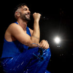 Marco Mengoni in concerto attraversa il dolore del buio e del lutto, si rimbocca le maniche nella rinascita e oltrepassa i confini per sentirsi vivo (sì, ci entrano anche i corsetti): “Se non sono me stesso ora, forse non lo sarò mai più”