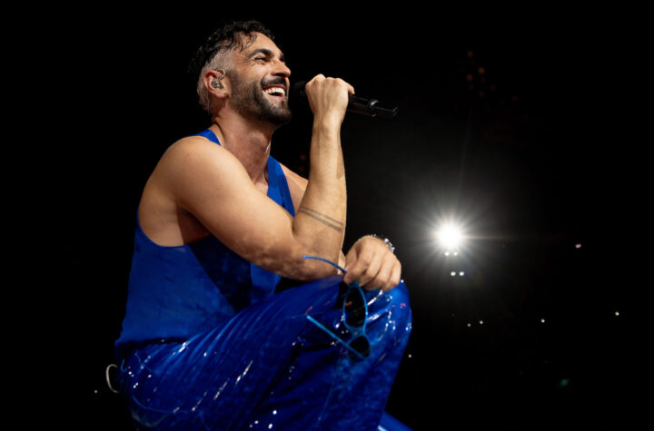 Marco Mengoni in concerto attraversa il dolore del buio e del lutto, si rimbocca le maniche nella rinascita e oltrepassa i confini per sentirsi vivo (sì, ci entrano anche i corsetti): “Se non sono me stesso ora, forse non lo sarò mai più”