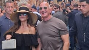 Matrimonio Bezos Sanchez, il gran ballo all’Arsenale. Bacio degli sposi sul Canal Grande, il Comune contro il corteo dei contestatori